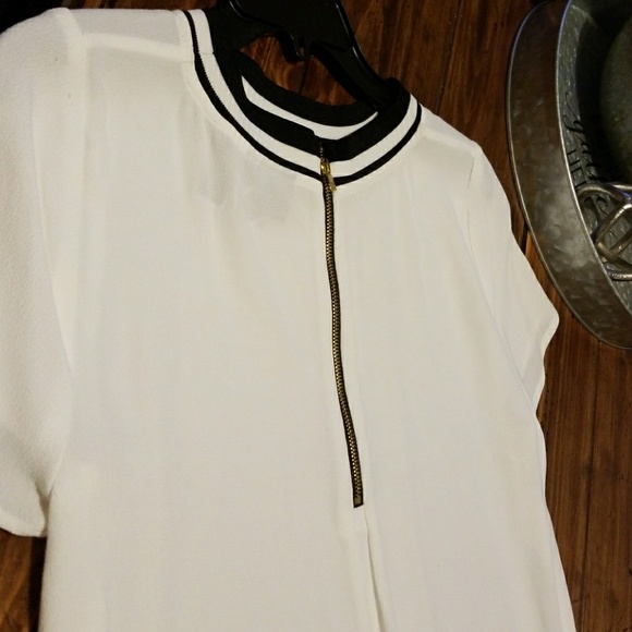 Kaari Blue Atlas Hi-Lo Top w/Contrast Neckline - Picture 4 of 6